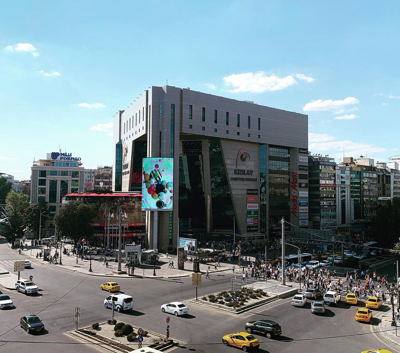 Şehir İçi Keşif: Kızılay’daki Otelden Ankara’nın En İyi Alışveriş ve Restoranlarına Yakın Bakış